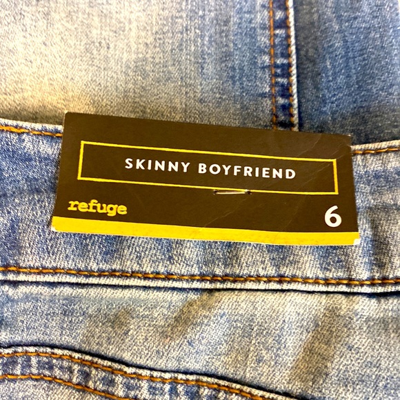 Refuge Boyfriend Distressed Jeans NWT - Picture 8 of 16